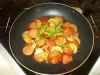 Наденица с тиквички и домати на тиган