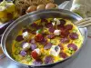 Пържени яйца с луканкова наденица и пикантно сирене