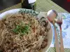 Spaghete din orez prăjite, cu carne de porc tocată