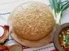 Пълнозърнест хляб с овесени ядки в керамичен съд
