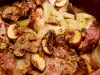 Aguja de cerdo con champiñones y cebolla en la olla de barro