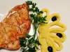 Пилешка пържола на тиган с цвете от картофено пюре
