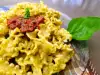 Pasta mit Pesto und getrockneten Tomaten