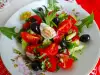 Šarena salata sa rotkvicama, čeri paradajzom i listovima maslačka