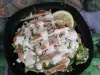 Salata sa piletinom i mlečnim prelivom.