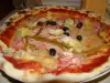 Pizza met artisjok, tonijn en ham