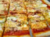 Pizza cu smântână, bacon și brânzeturi