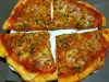 Pizza con atún, parmesano y tomate