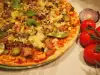 Thunfischpizza mit Oliven und Essiggurken