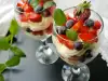 Десерт с ягодами и сметаной