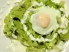 Зелена салата с поширани яйца