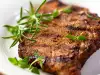 Wie werden Steaks gewürzt und mariniert?