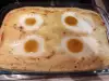Яйца на очи върху картофено пюре