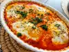 Ländliches Gericht mit Eier, Tomatensoße und Paprika