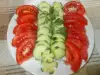 Редена салата от домати и краставици с меден дресинг
