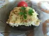 Zucchini mit Weißkäse und gelbem Käse im Ofen