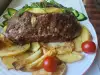 Rolat od telećeg mlevenog mesa sa garnirungom od krompira i salate