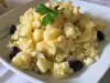 Картофена салата с яйца, краставички и маслини