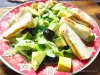 Ajsberg salata sa avokadom i halumi sirom