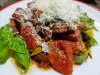 Salat mit geschälten Tomaten und Sonnenblumen Pesto