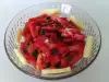 Salata s paradajzom, pečenom paprikom, lukom i kačkavaljem