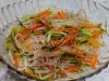 Salată de spaghete de orez cu castraveți și morcovi