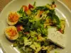 Salată de primăvară cu iceberg, spanac, ou și măsline