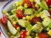 Salat mit Avocado, Tomaten und Zuckermais