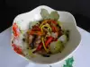 Топла салата със свинско, зеленчуци и дресинг по китайски