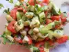 Salată de avocado, roșii și castraveți