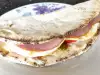 Леко пикантен сандвич с арабска питка