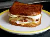 Grilovani sendvič sa slaninom, topljenim sirom i kuvanim jajima