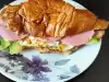 Сандвич от кроасан с кашкавал и салам