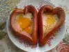 Сердечки из сосисок с яйцами