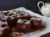 Schokoladenkuchen mit Joghurt und Kirschen