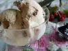 Сладолед със сладко от череши в машина