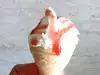 Ванилов сладолед с топинг от ягоди