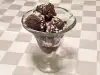 Zelfgemaakte chocolade ijs met slagroom