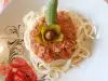 Спагети с риба тон, лук и домати