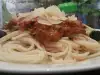 Спагети с кюфтета и твърд Камамбер