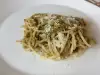 Спагетти с соусом песто и пармезаном