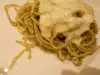 Espaguetis con pesto y nata