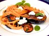 Espaguetis con berenjena frita y ricotta - casi a la Norma