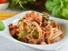 Итальянский соус для спагетти с помидорами, курицей и базиликом