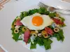 Salata od spanaća sa jajima na oko