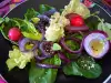 Salata sa spanaćem, pečenim crvenim lukom i dresingom od susama