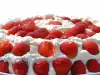 Нежен десерт с ягоди и сметана