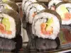 Sushi con aguacate, pepino y salmón ahumado