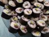 Sushi de salmón y langostinos