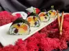 Sushi de huevos y salmón